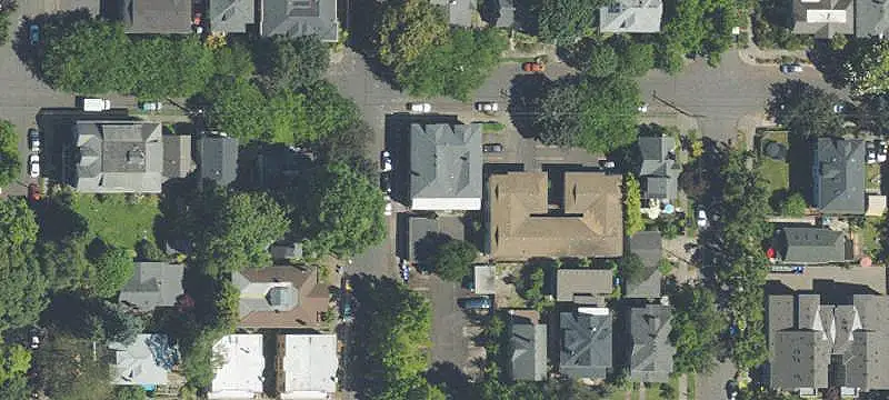 Eight-Unit Apartment Building with Courtyard