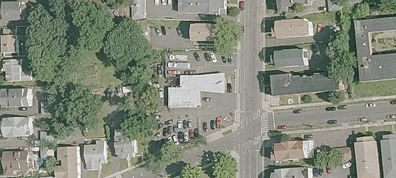 Auto Garage with Vehicle Lift