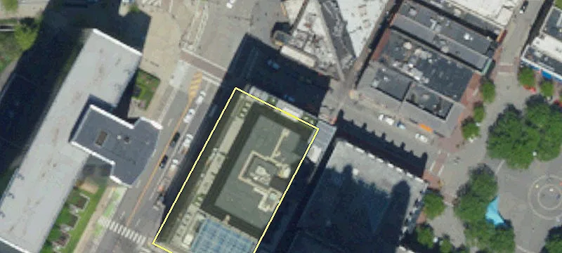 Retail/Restaurant Space in Luxury Building
