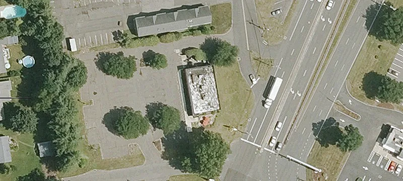 Former Restaurant in Retail Corridor