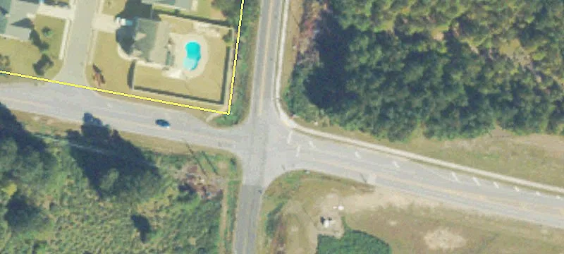 17.63 Acres at Unsignalled Intersection