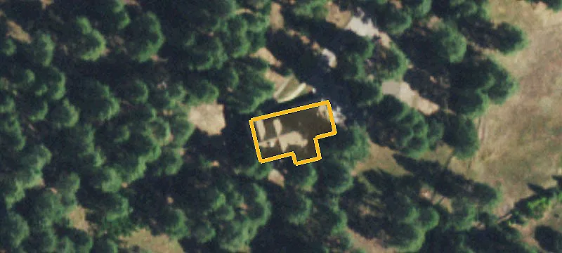 Lakefront Property in Exclusive Neighborhood