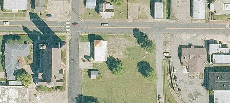 Ww Walnut St At N Roseville St St