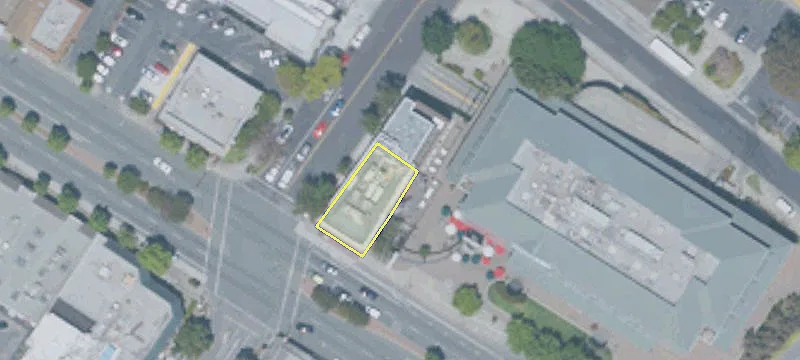 1090 El Camino Real