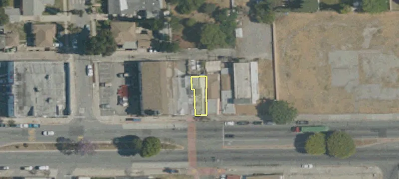 933 Rosecrans Ave
