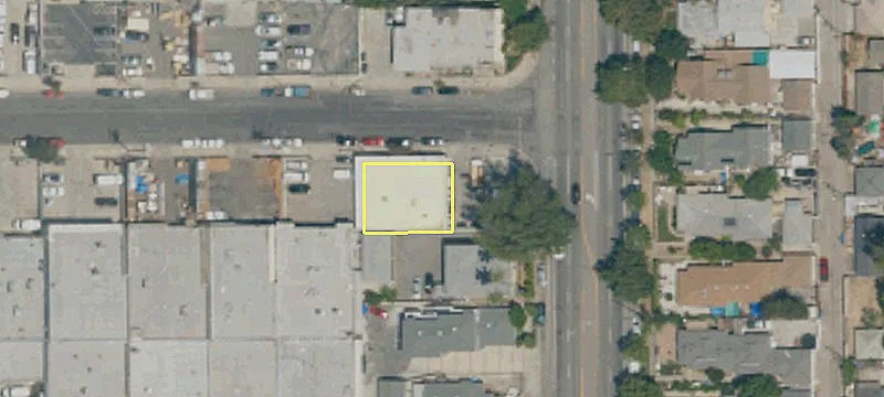 7427 Woodley Ave