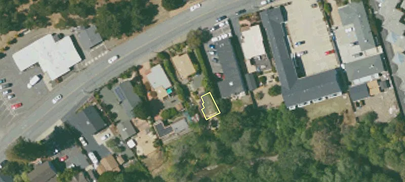 2562 Main St