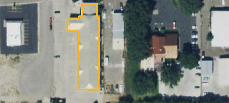 2122 Main St