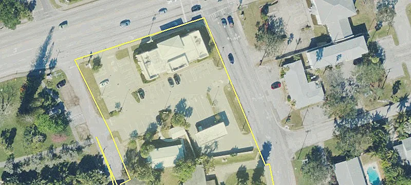 18 Riverside Dr