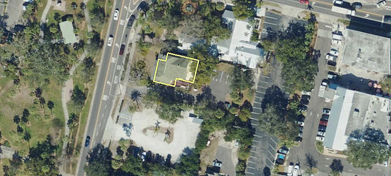 725 Edgewater Dr