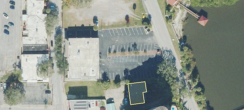11 Riverside Dr