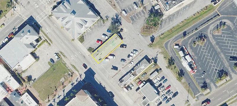 220 Tamiami Trl