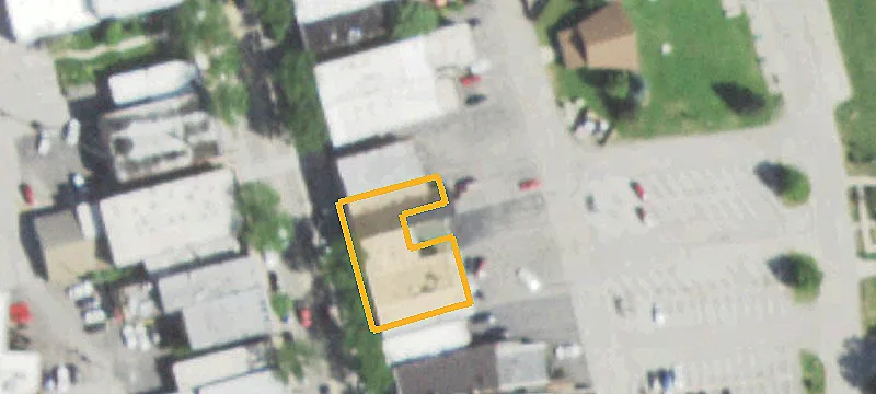 913 Main St