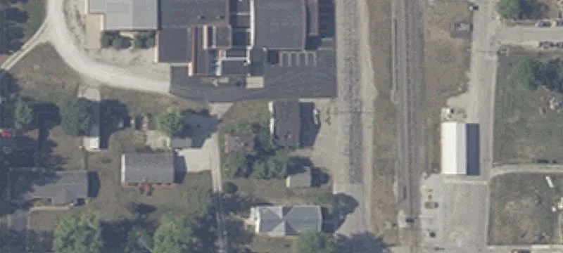 203 En Main St