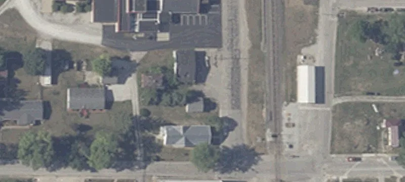 203 En Main St