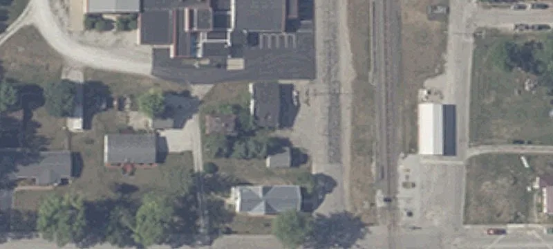 203 En Main St