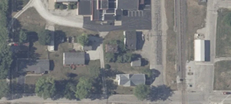 203 En Main St