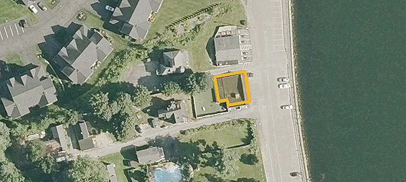 98 Lakefront Ave