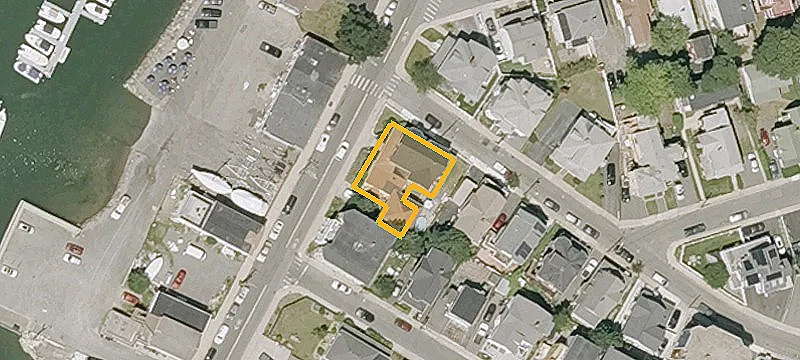 562 Shirley St