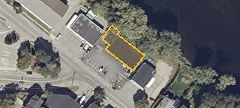 32 Riverside Dr