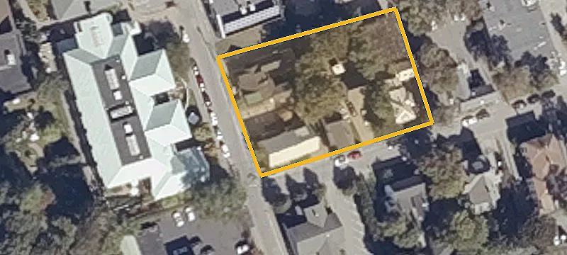 11 Middle St