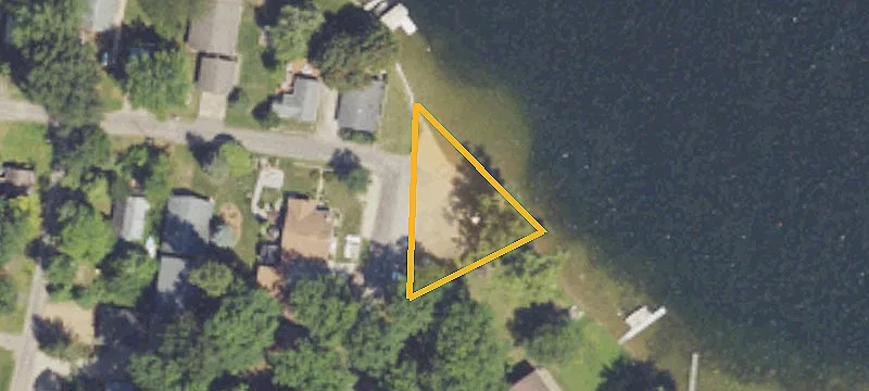 6877 Woodlawn Dr