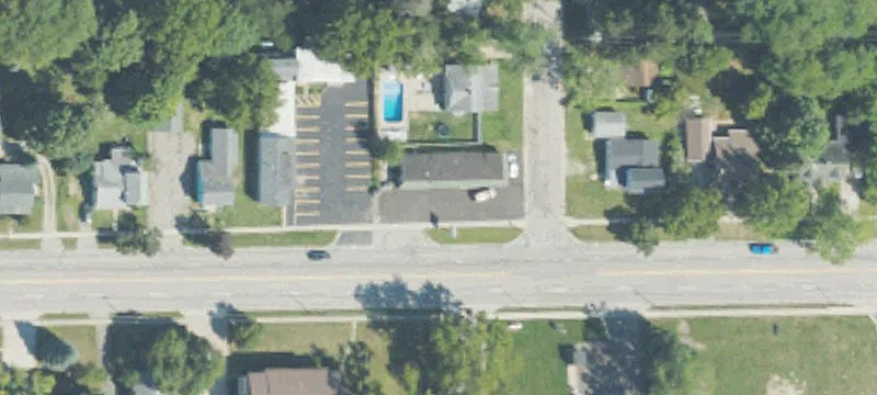 906 Grand Riv Ave