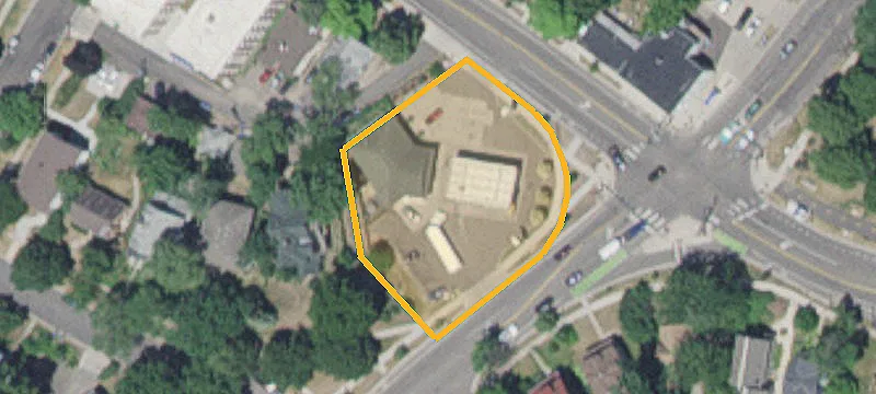 2102 Como Ave