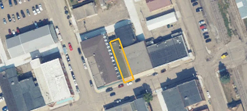 24 Main E St