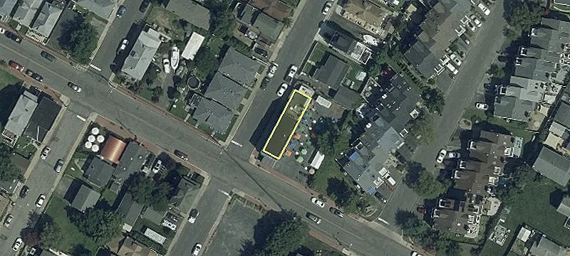 272 Bay Ave