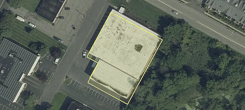 200 Paris Ave