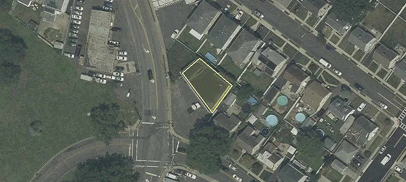 876 Riverside Ave