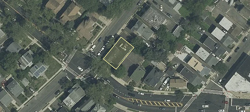 805 Lyons Ave