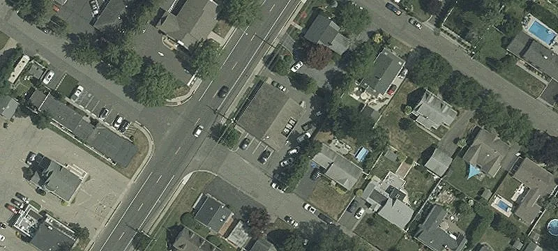 404-406 Un Ave, Unit 406