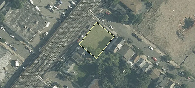 18 Railroad Ave