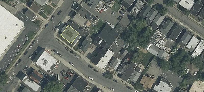 381 Henry St