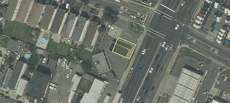 592 Spg St
