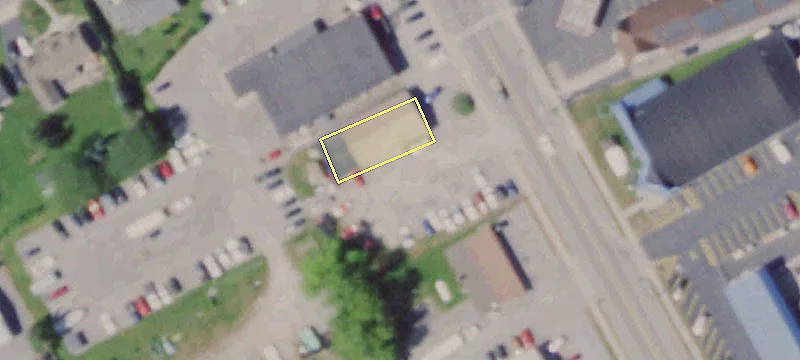 906 James St