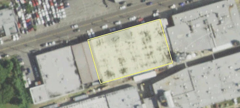 586 Commercial Ave