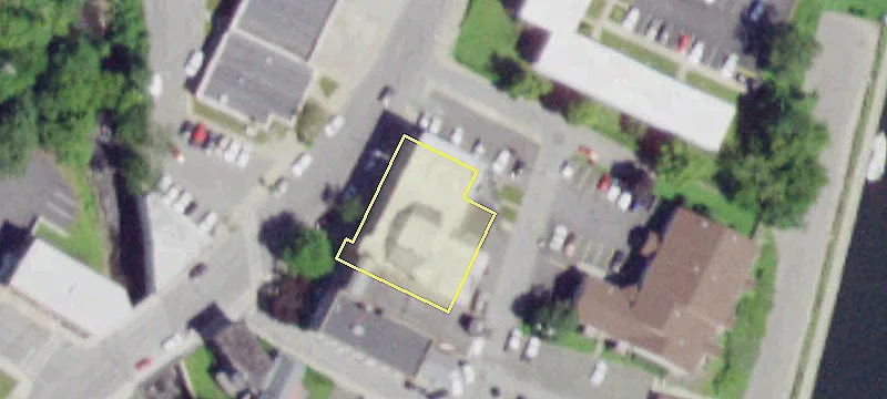 42 12th N Main St