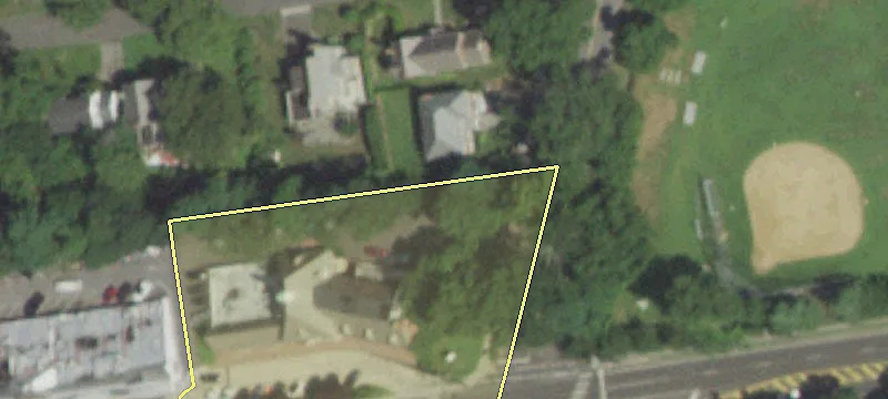 Manhasset Woods Rd
