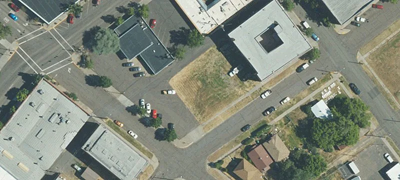 911 Walnut Ave
