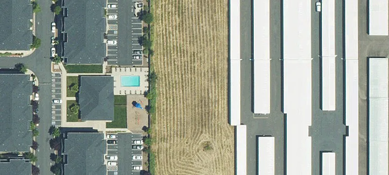 2592 Main St