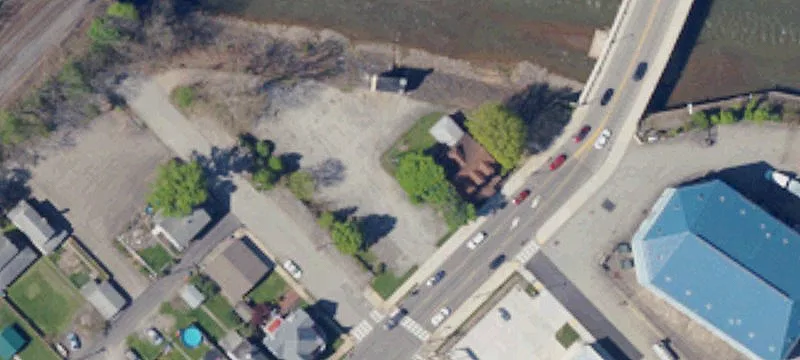 10 Lloyd Ave