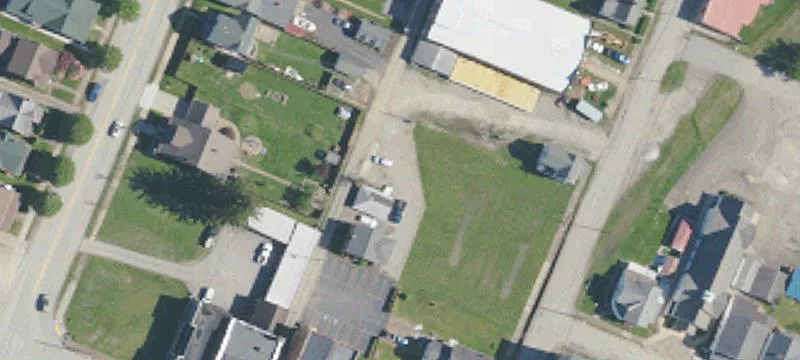 R Railroad St