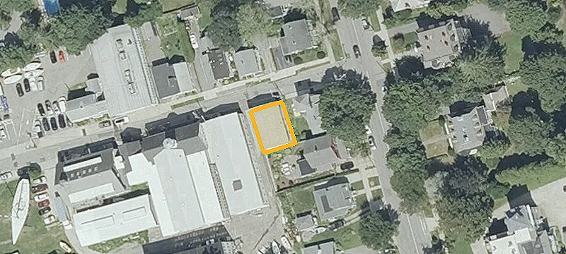 32 Burnside St
