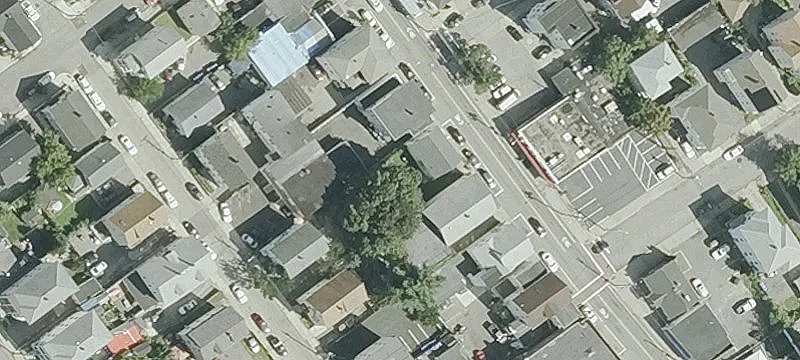 702 Dexter St