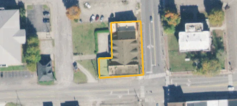 32 Courthouse Sq
